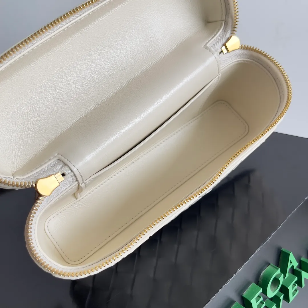 Batch 1360 Bottega Veneta 24 spring and summer woven zipper crossbody bag. A crossbody bag that can be used as a cosmetic bag. The exquisite weaving and compact body are an indispensable accessory for the upcoming summer. The double zipper also better protects the bag. It has a large capacity. If you like it, don’t miss it. Style number: 789109 Size: 22*12.5*5cm